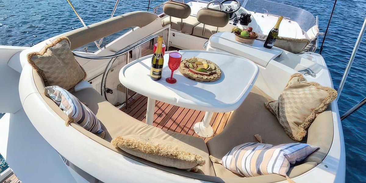 Аренда яхты Fairline Phantom 43 на Миконосе